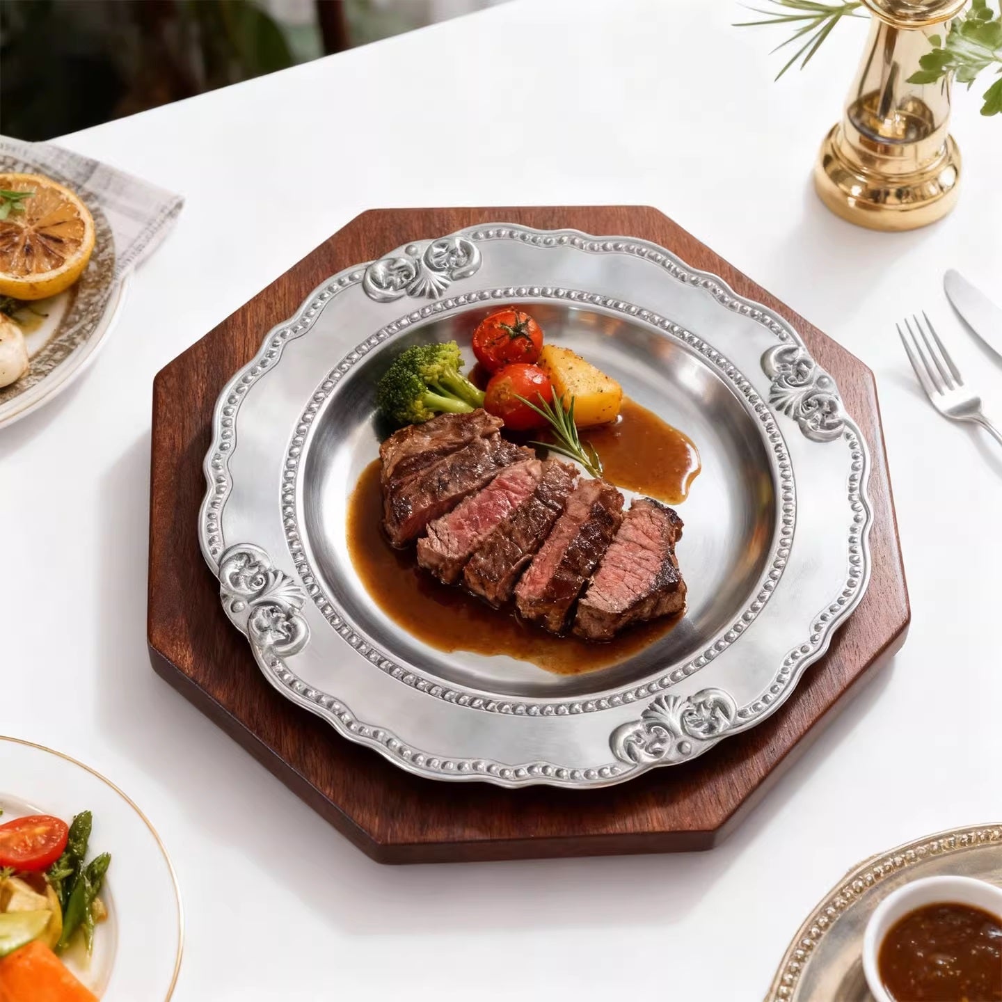 Circular French court relief steak plate