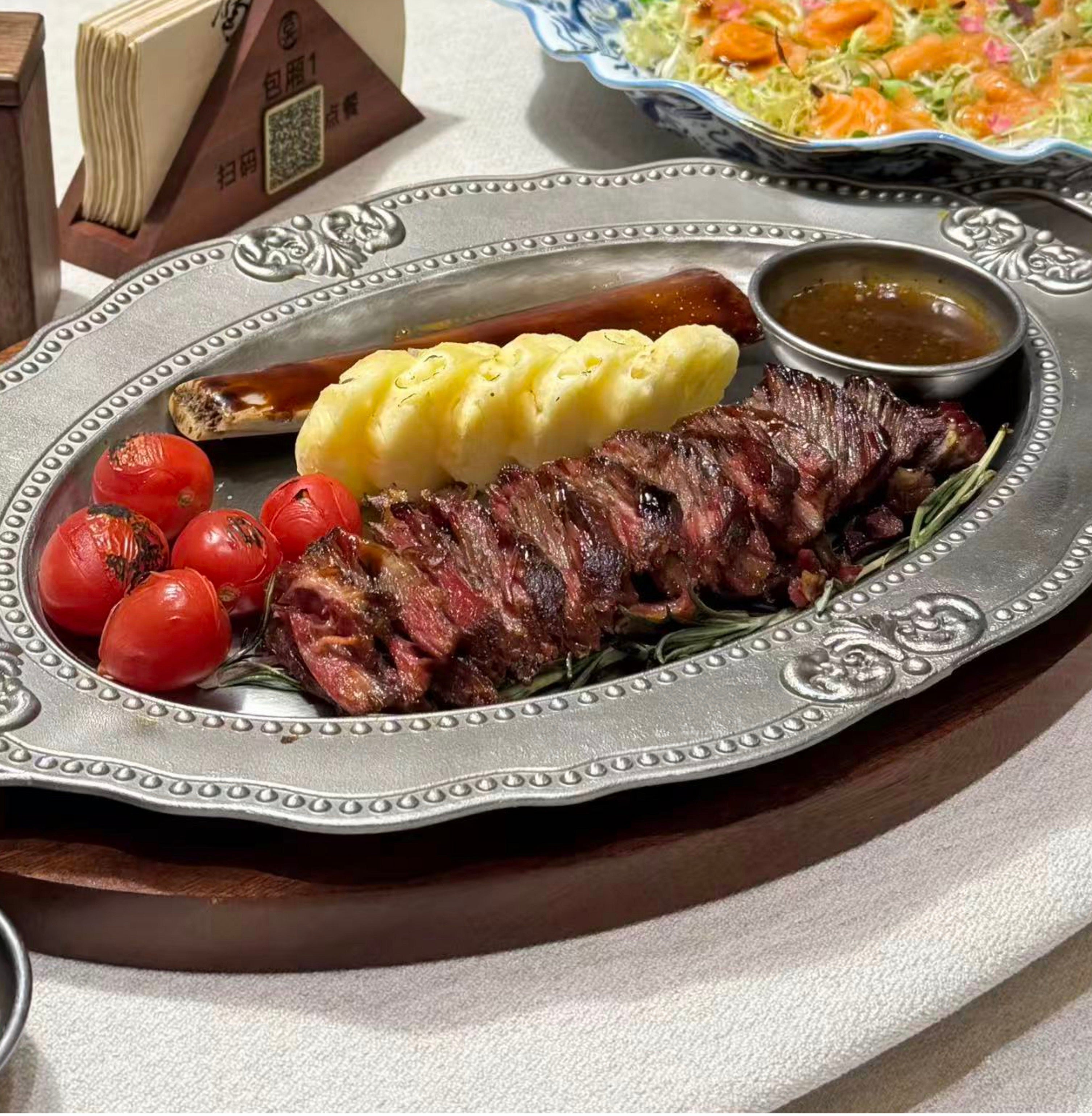 Oval French court relief steak plate